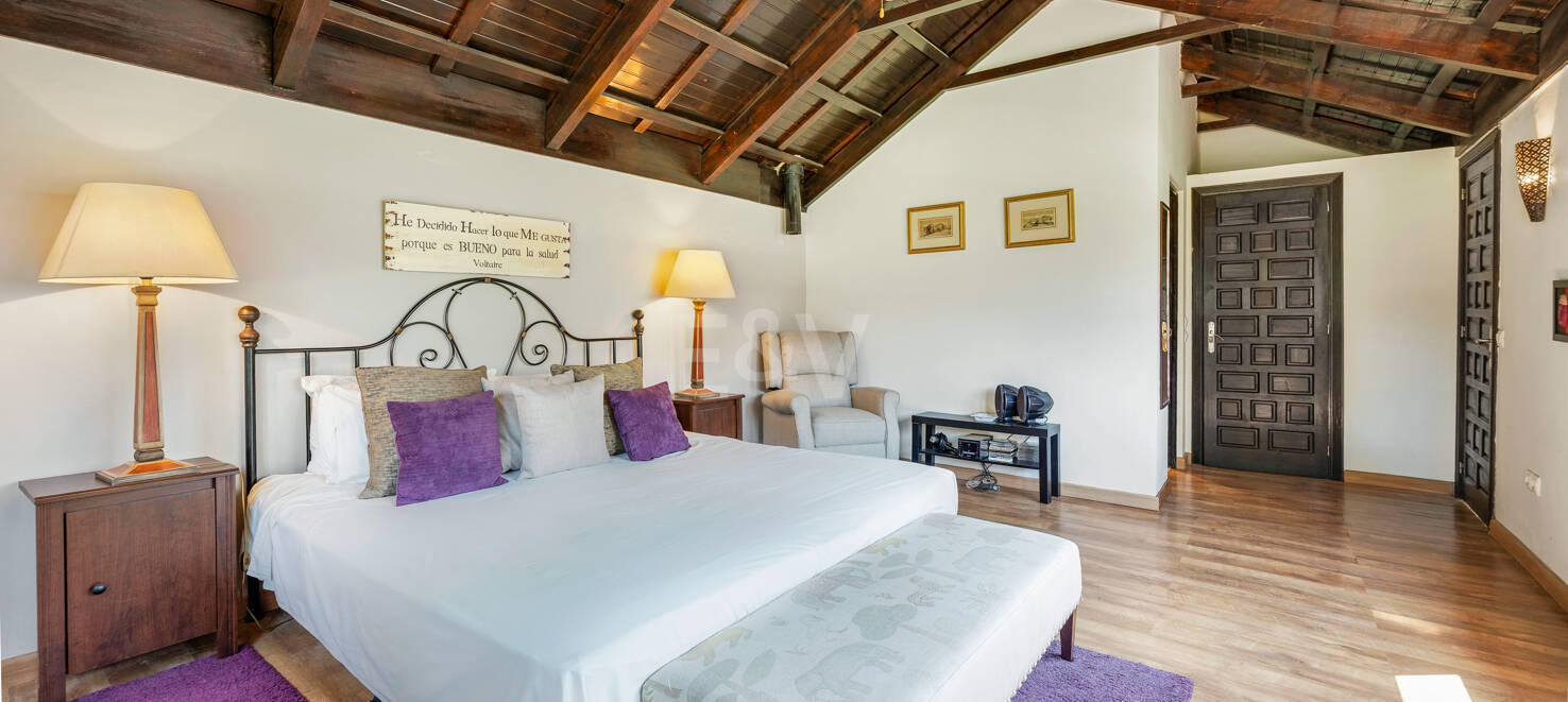 Elegant 6-Bedroom Villa with Guest House, Sea Views & Private Pool in Tranquil Río Real