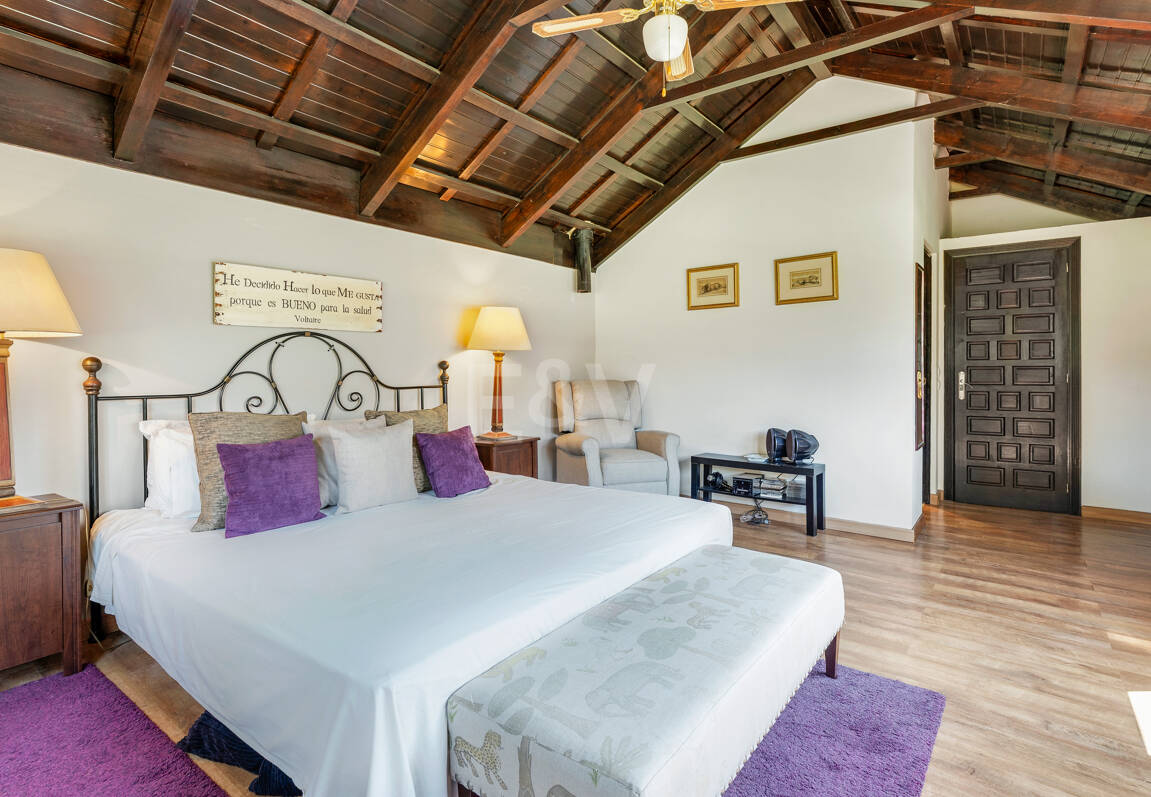 Elegant 6-Bedroom Villa with Guest House, Sea Views & Private Pool in Tranquil Río Real