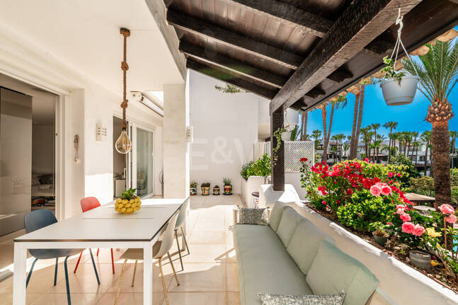 Elegante ático dúplex orientado al sur en Marina Puente Romano