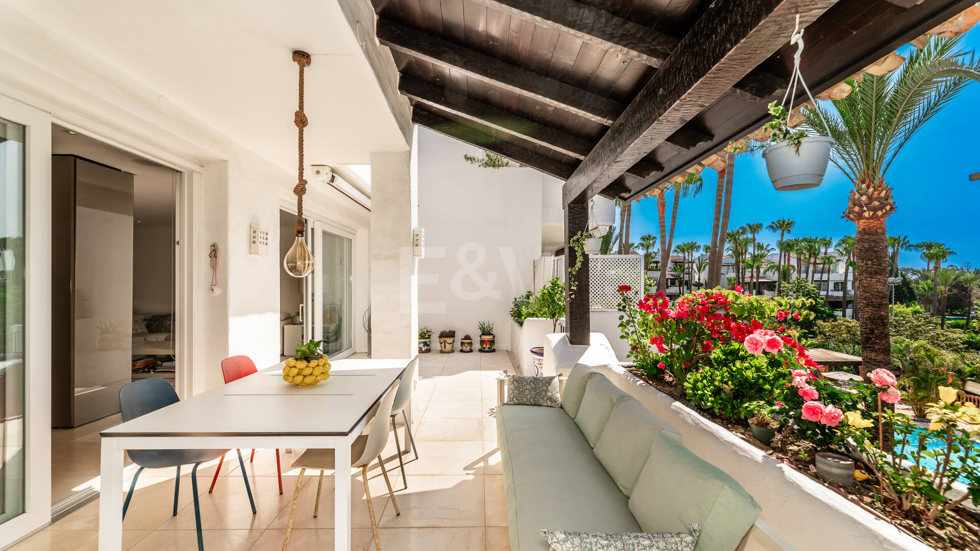 Elegante ático dúplex orientado al sur en Marina Puente Romano