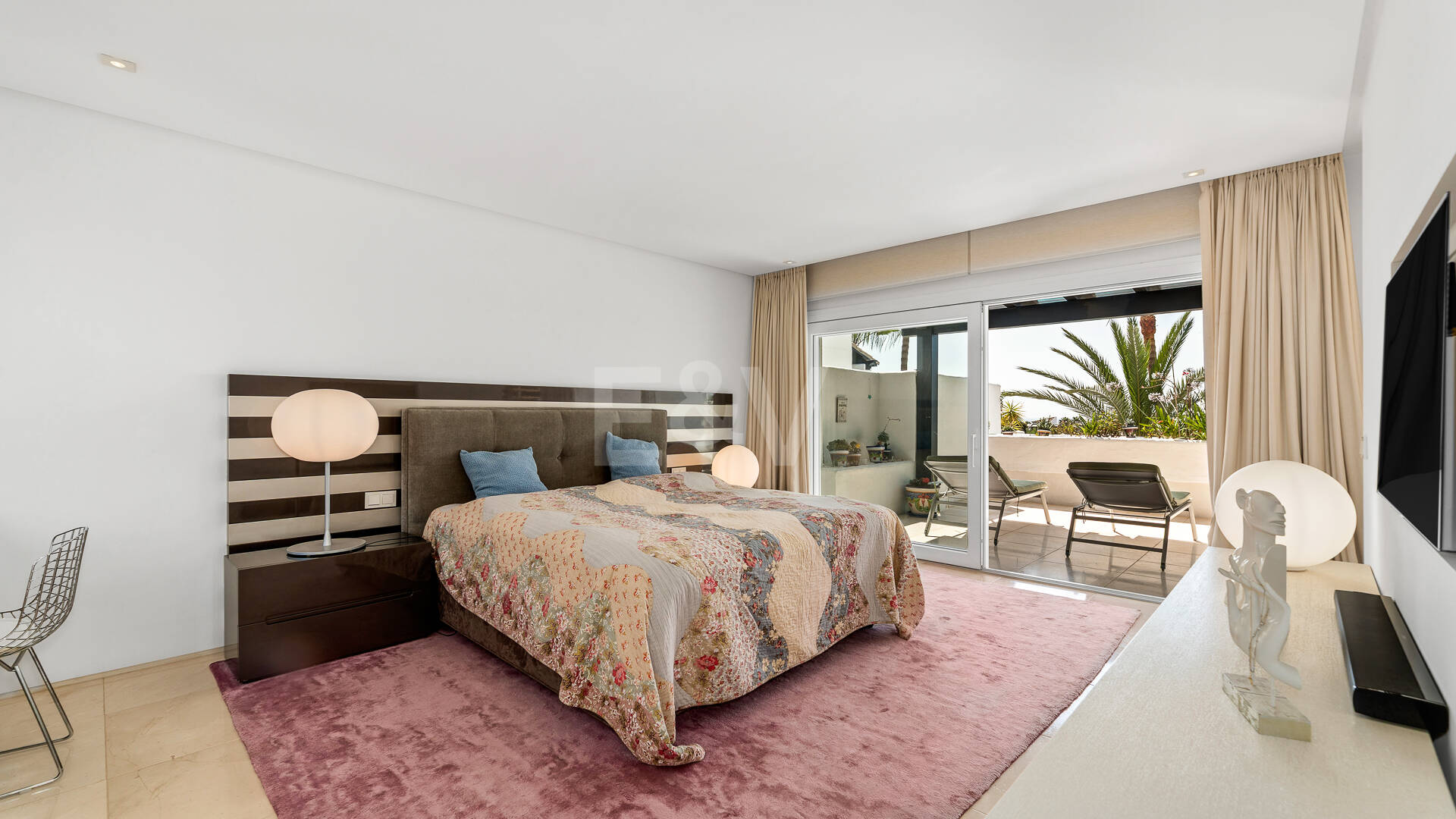 Elegante ático dúplex orientado al sur en Marina Puente Romano