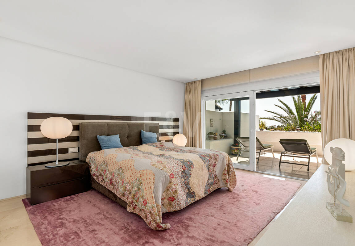 Elegante ático dúplex orientado al sur en Marina Puente Romano