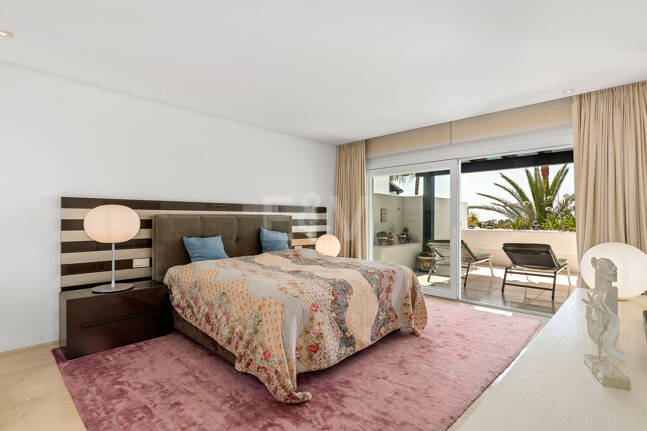 Elegante ático dúplex orientado al sur en Marina Puente Romano