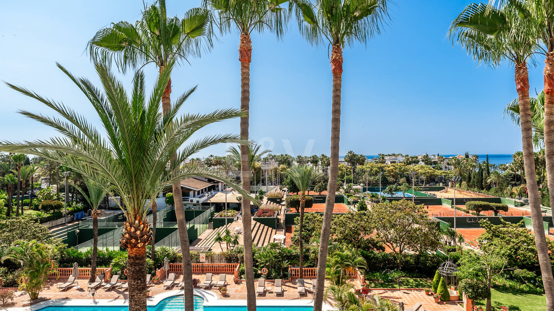 Elegante ático dúplex orientado al sur en Marina Puente Romano