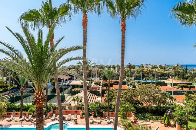 Elegante ático dúplex orientado al sur en Marina Puente Romano