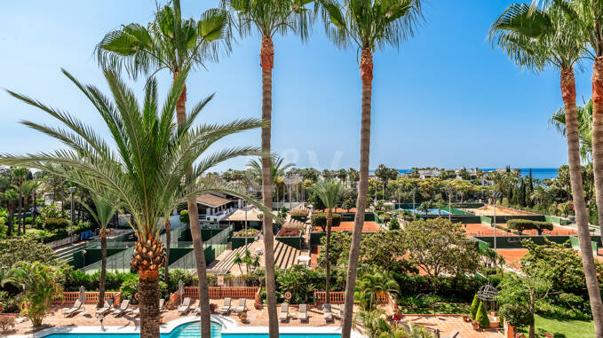 Eleganckie South- Facing Duplex Penthouse w Marina Puente Romano