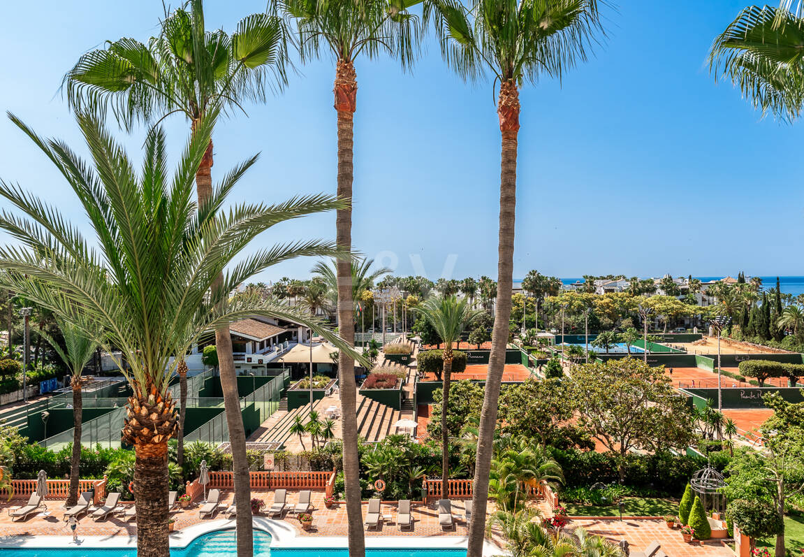 Elegante ático dúplex orientado al sur en Marina Puente Romano