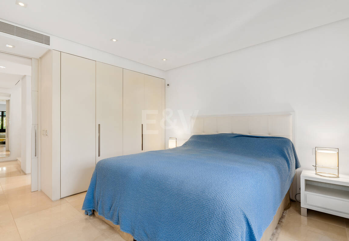 Elegante ático dúplex orientado al sur en Marina Puente Romano