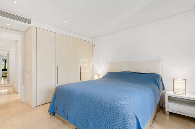 Elegante ático dúplex orientado al sur en Marina Puente Romano