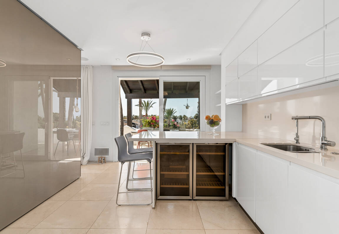 Elegante ático dúplex orientado al sur en Marina Puente Romano