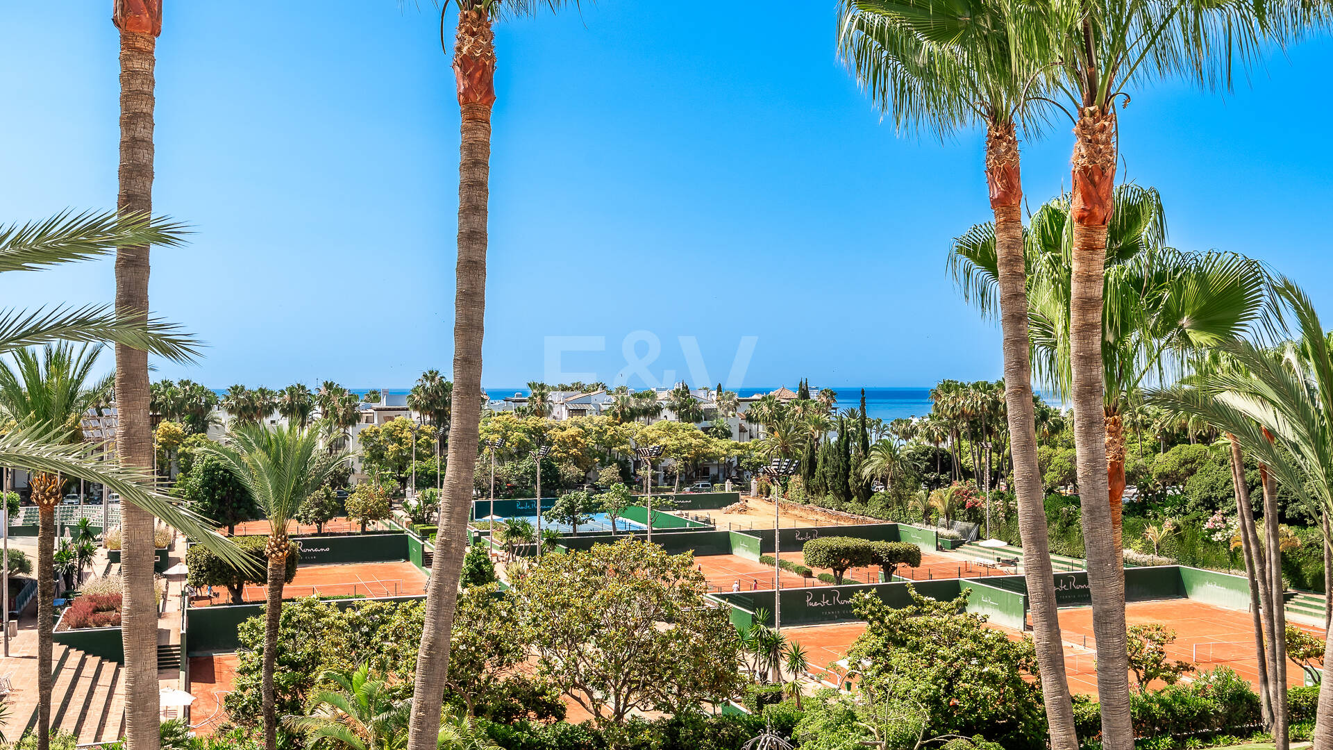 Elegante ático dúplex orientado al sur en Marina Puente Romano