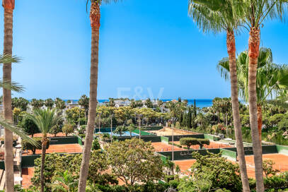 Elegante ático dúplex orientado al sur en Marina Puente Romano