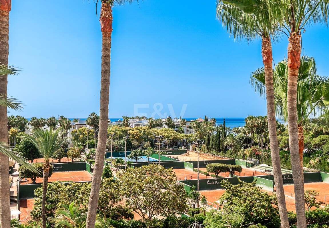 Elegante ático dúplex orientado al sur en Marina Puente Romano