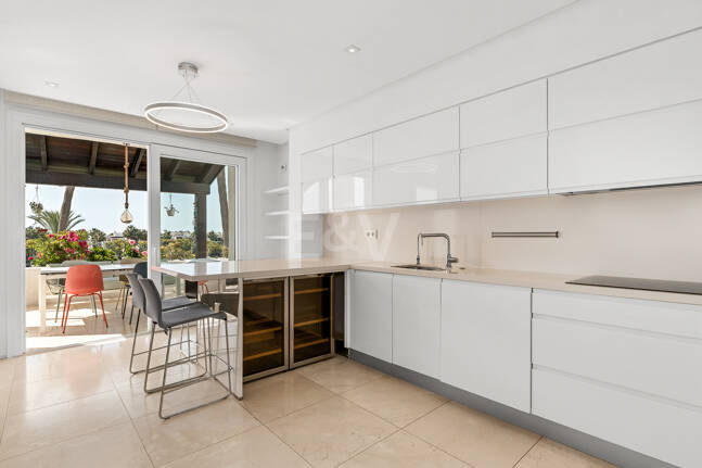 Elegante ático dúplex orientado al sur en Marina Puente Romano