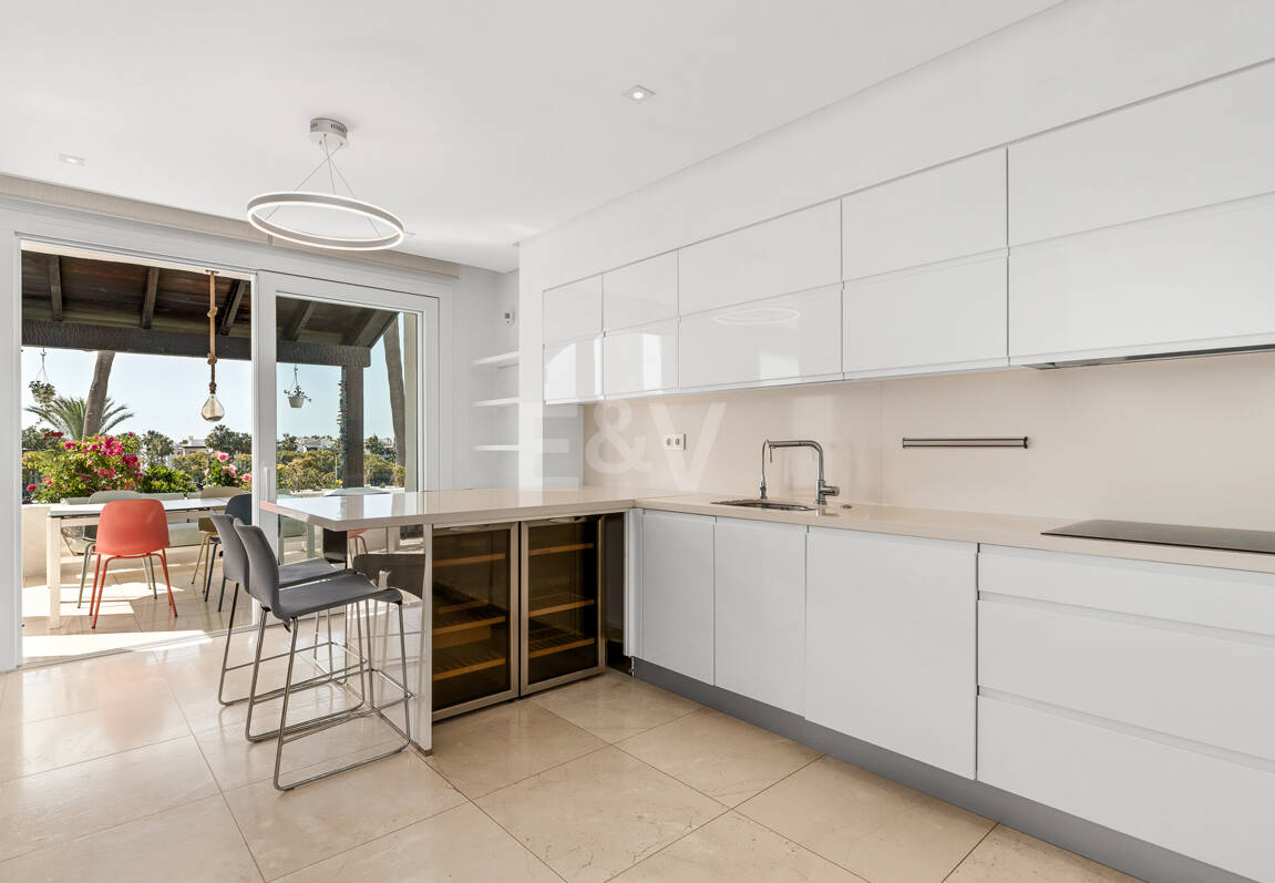 Elegante ático dúplex orientado al sur en Marina Puente Romano