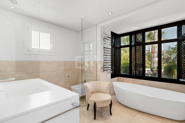 Elegante ático dúplex orientado al sur en Marina Puente Romano