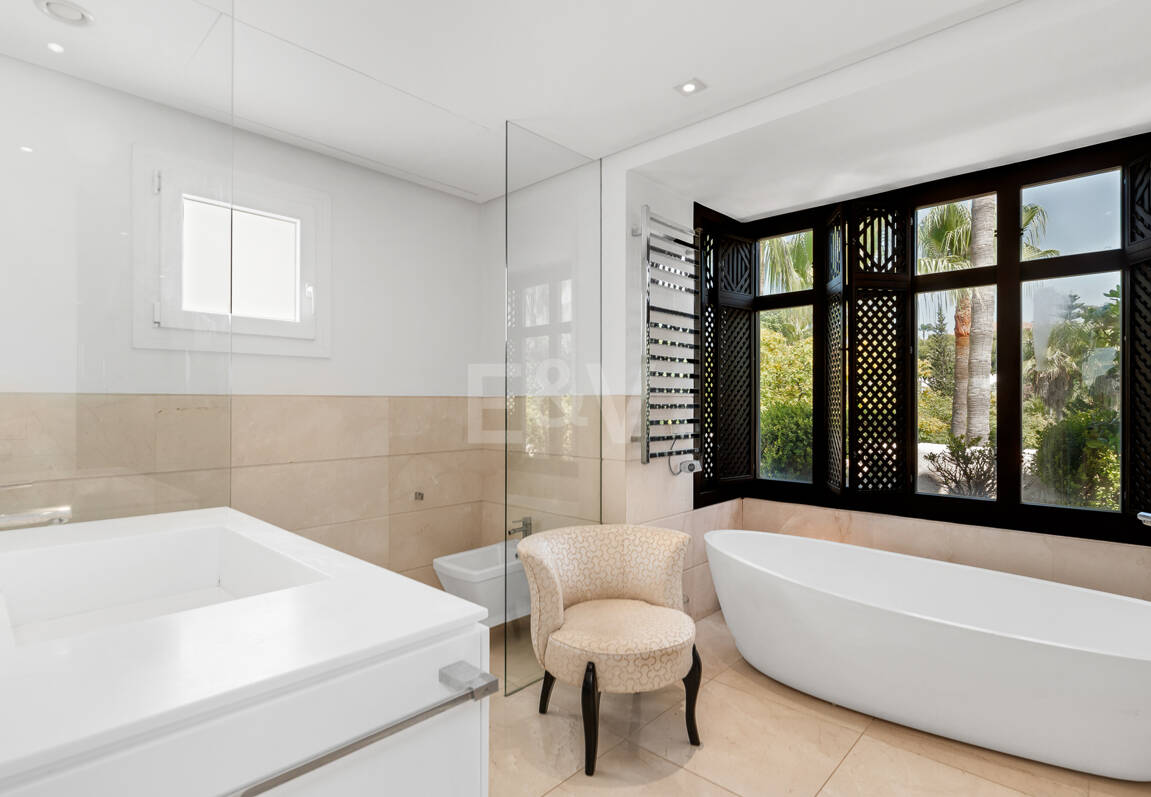 Elegante ático dúplex orientado al sur en Marina Puente Romano