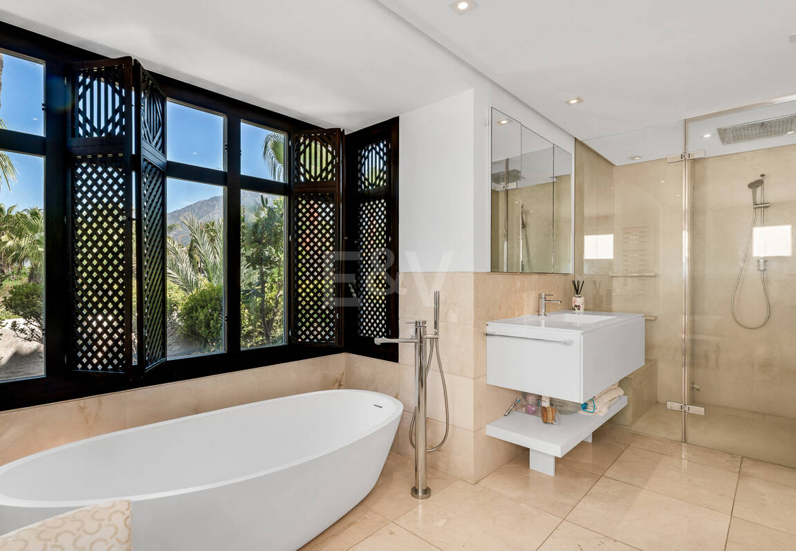 Elegante ático dúplex orientado al sur en Marina Puente Romano