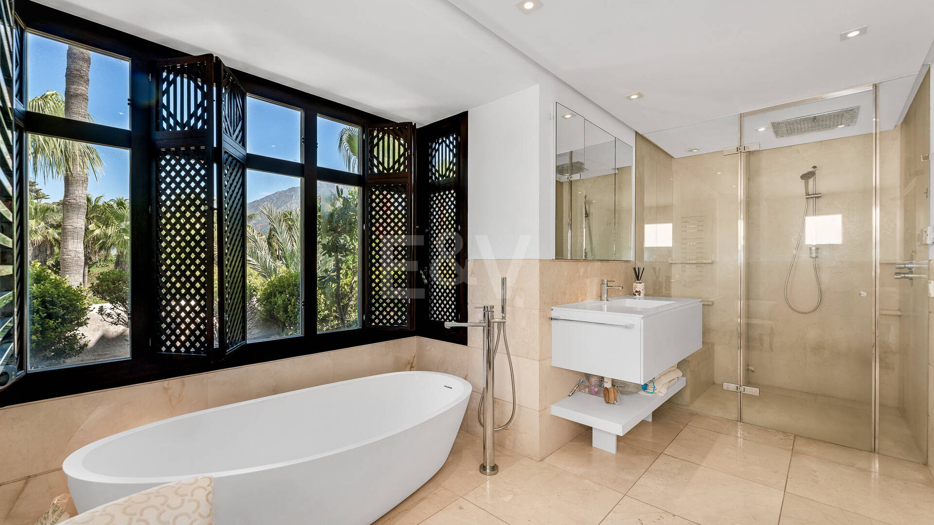 Elegante ático dúplex orientado al sur en Marina Puente Romano