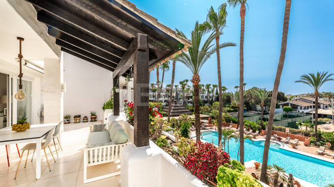 Eleganckie South- Facing Duplex Penthouse w Marina Puente Romano