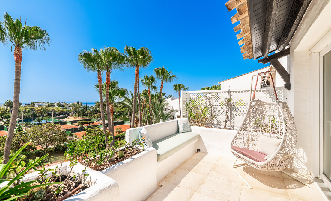 Elegante Ático Dúplex Orientado al Sur en Marina Puente Romano