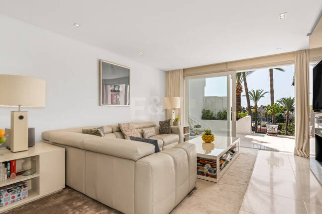 Elegante ático dúplex orientado al sur en Marina Puente Romano