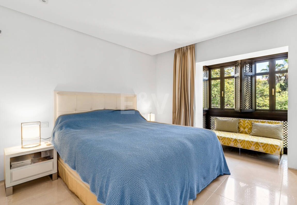 Elegante ático dúplex orientado al sur en Marina Puente Romano