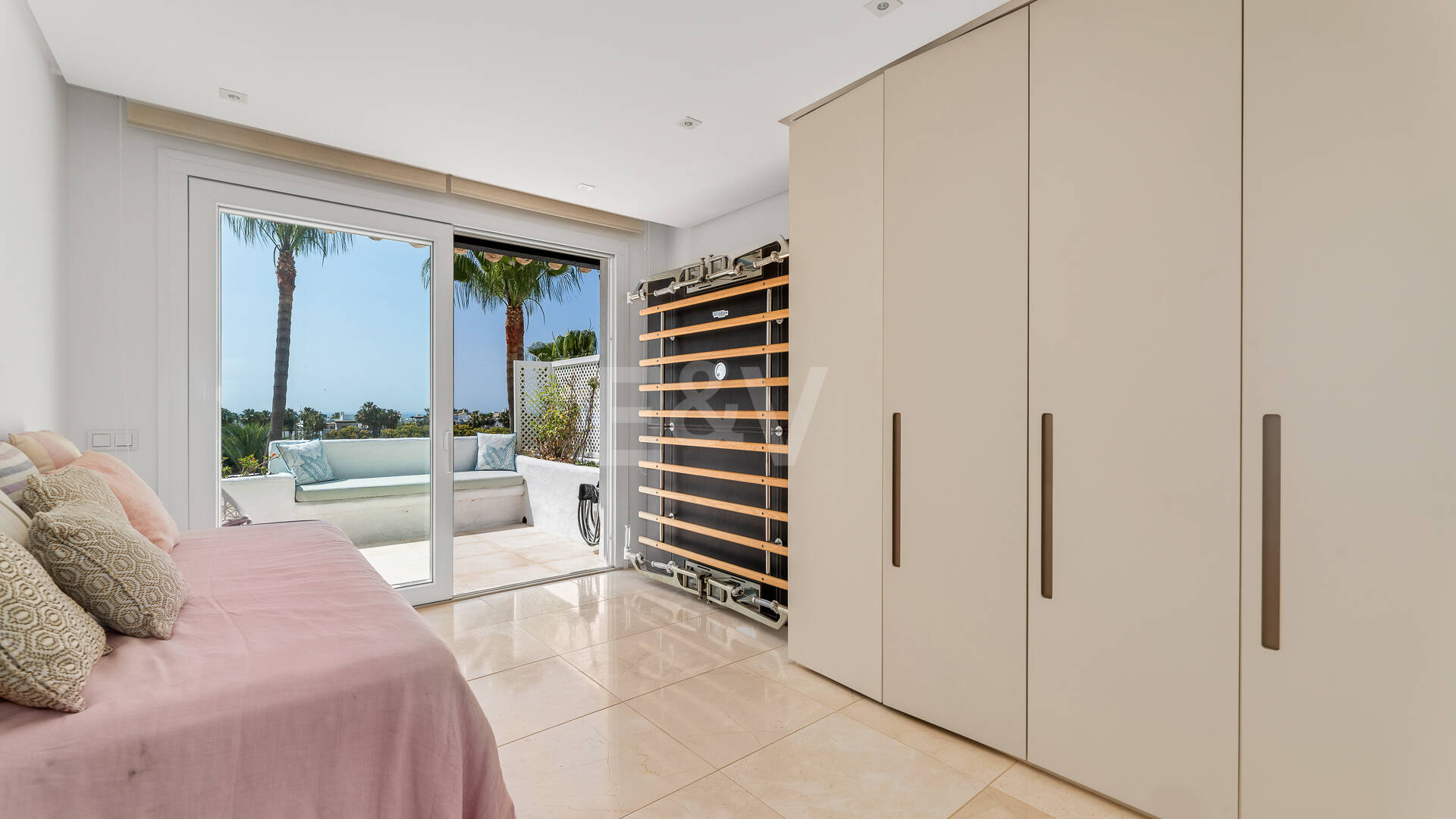 Elegante ático dúplex orientado al sur en Marina Puente Romano