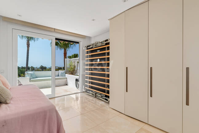 Elegante ático dúplex orientado al sur en Marina Puente Romano