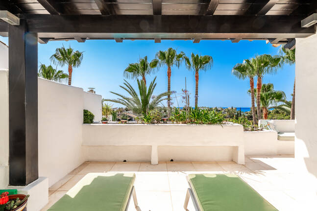 Elegante ático dúplex orientado al sur en Marina Puente Romano