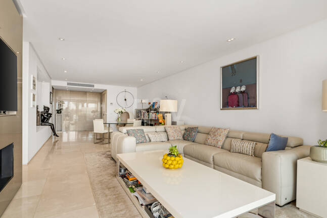 Elegante ático dúplex orientado al sur en Marina Puente Romano