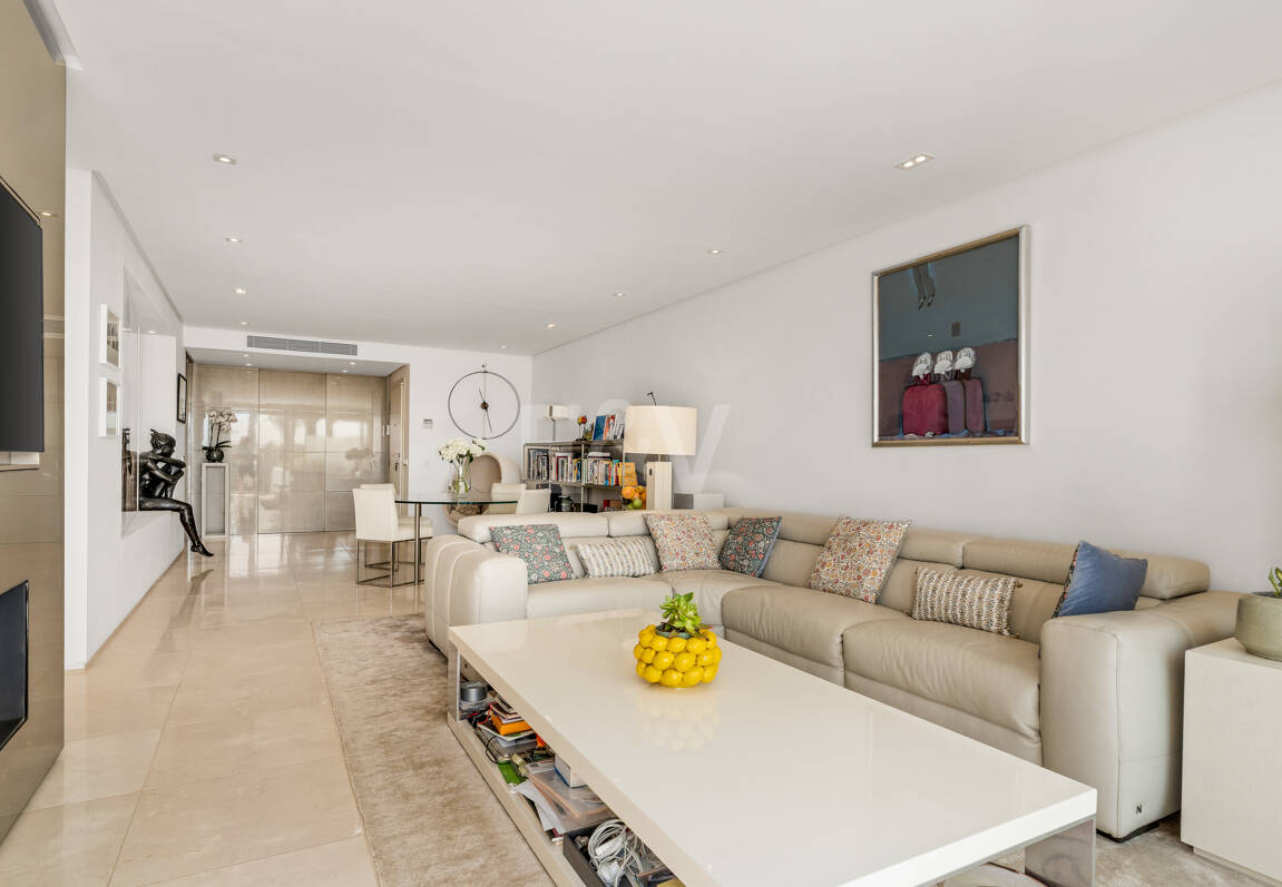 Elegante ático dúplex orientado al sur en Marina Puente Romano