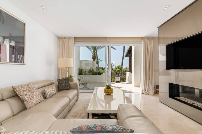 Elegante ático dúplex orientado al sur en Marina Puente Romano