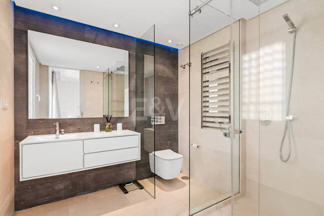 Elegante ático dúplex orientado al sur en Marina Puente Romano