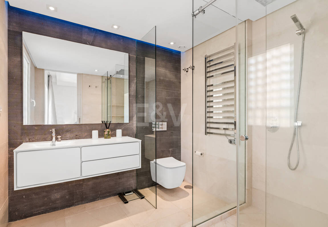 Elegante ático dúplex orientado al sur en Marina Puente Romano