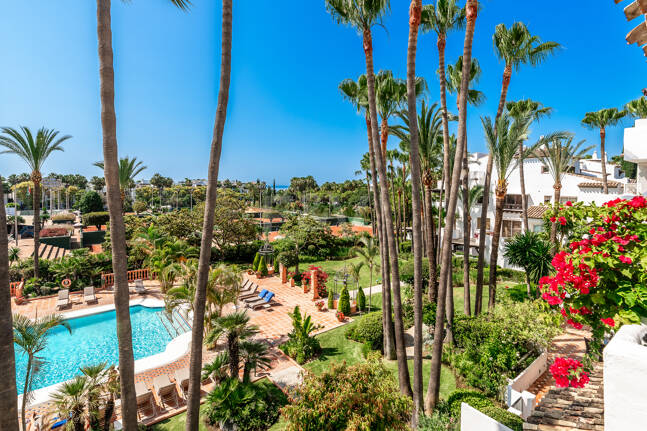 Elegante ático dúplex orientado al sur en Marina Puente Romano