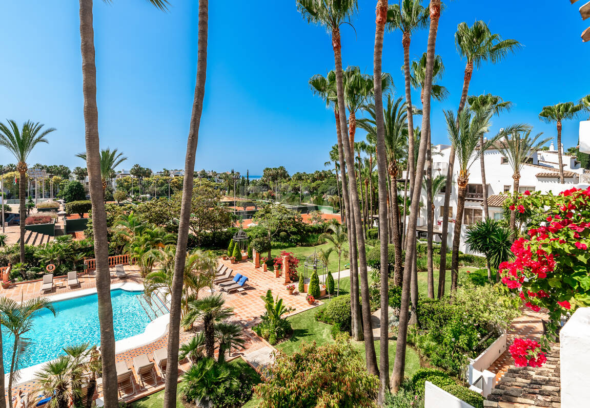 Elegante ático dúplex orientado al sur en Marina Puente Romano