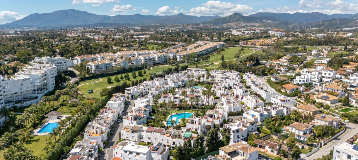 Beautifully Renovated Beachside Townhouse with Private Pool and Rooftop Terraces