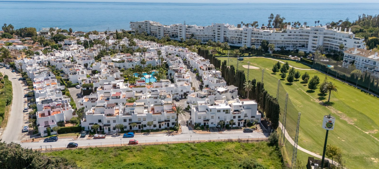 Beautifully Renovated Beachside Townhouse with Private Pool and Rooftop Terraces