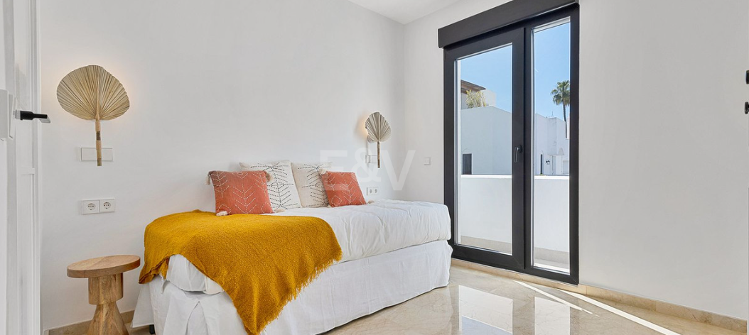 Beautifully Renovated Beachside Townhouse with Private Pool and Rooftop Terraces