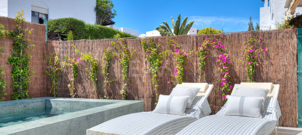 Beautifully Renovated Beachside Townhouse with Private Pool and Rooftop Terraces