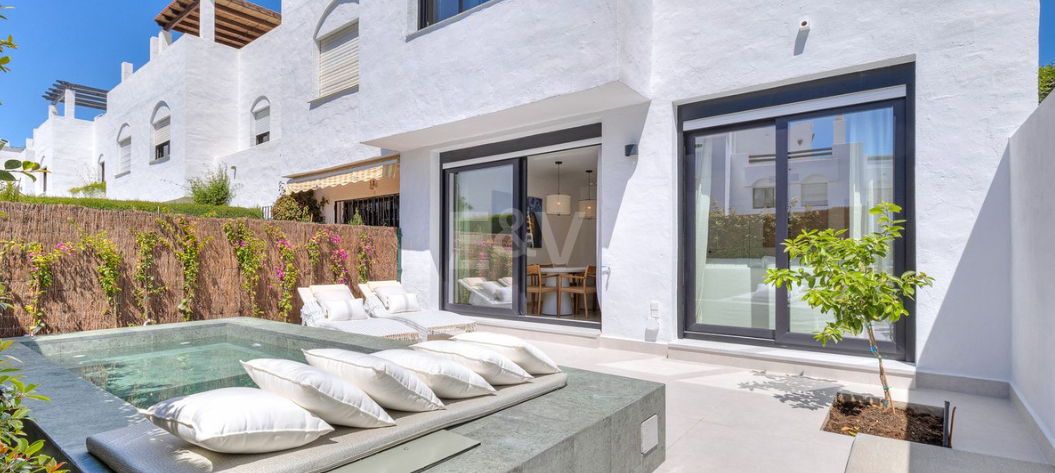 Beautifully Renovated Beachside Townhouse with Private Pool and Rooftop Terraces