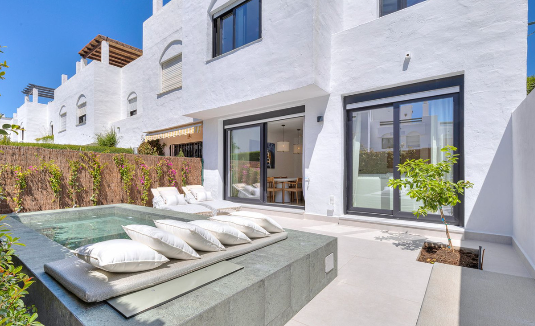Beautifully Renovated Beachside Townhouse with Private Pool and Rooftop Terraces