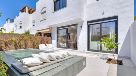 Magnifiquement rénové Beachside Townhouse avec piscine privée et terrasses de toit