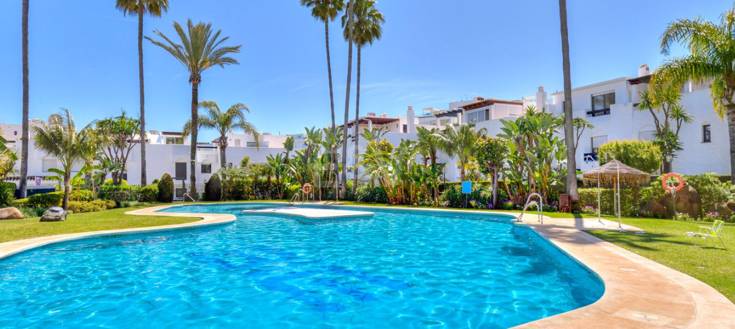 Beautifully Renovated Beachside Townhouse with Private Pool and Rooftop Terraces