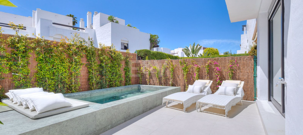 Beautifully Renovated Beachside Townhouse with Private Pool and Rooftop Terraces