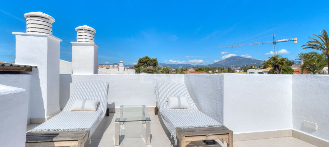 Beautifully Renovated Beachside Townhouse with Private Pool and Rooftop Terraces