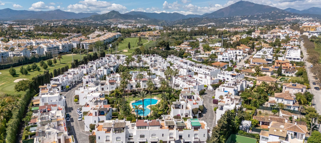 Beautifully Renovated Beachside Townhouse with Private Pool and Rooftop Terraces