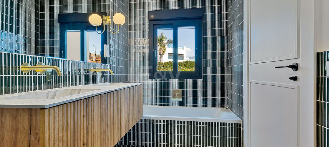 Beautifully Renovated Beachside Townhouse with Private Pool and Rooftop Terraces