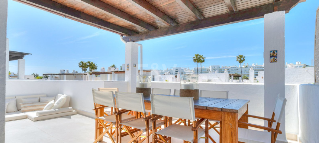 Beautifully Renovated Beachside Townhouse with Private Pool and Rooftop Terraces